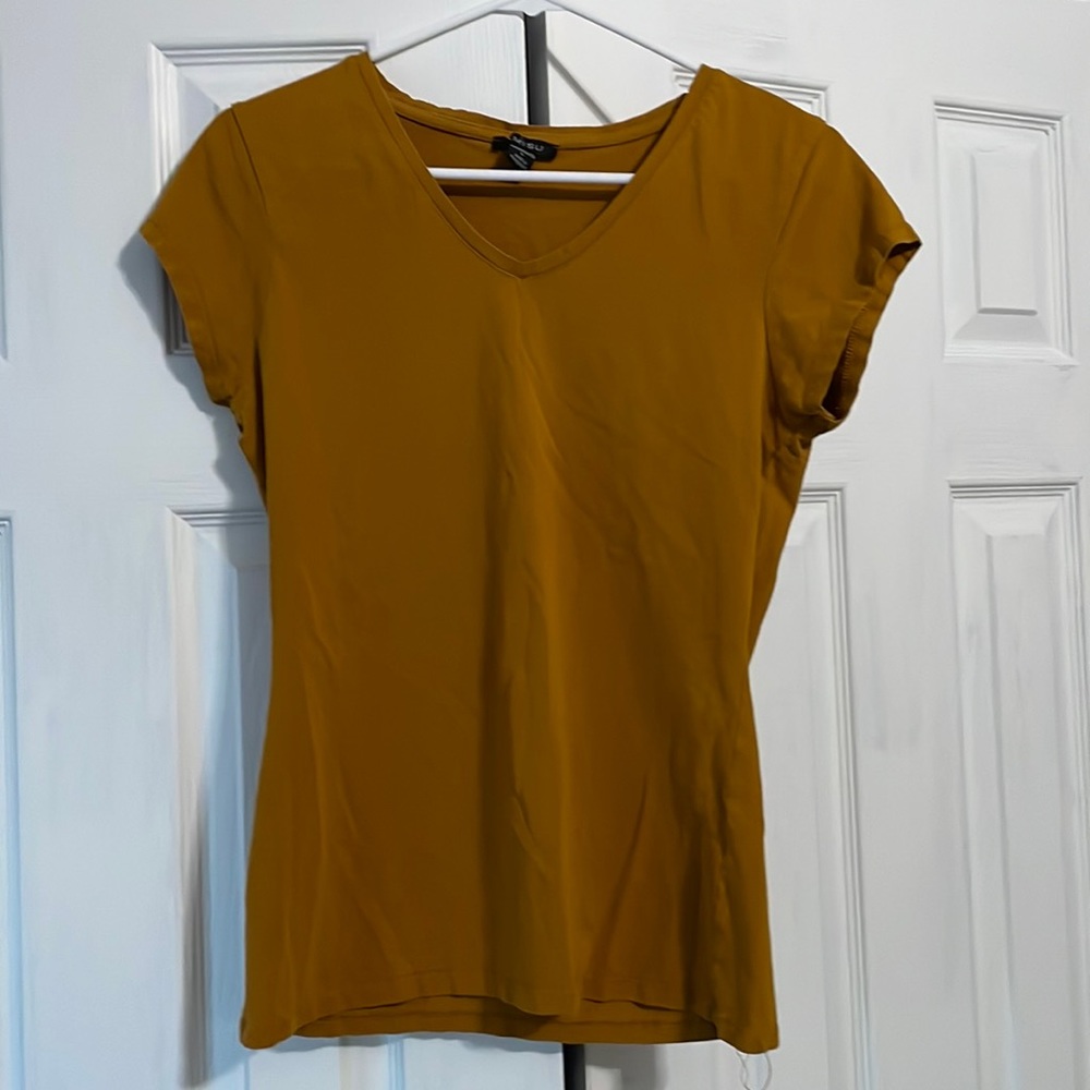 AMISU Burnt Yellow T-shirt, size large, fits like medium